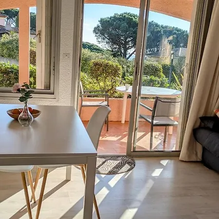 Ste-maxime - Au Coeur De La Pinede Avec Grande Terrasse Et Parking Gratuit A 500m De La Apartment