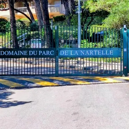 Apartment Ste-maxime - Au Coeur De La Pinede Avec Grande Terrasse Et Parking Gratuit A 500m De La